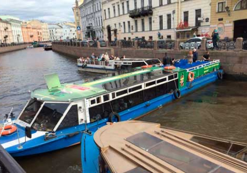 На Мойке теплоход перекрыл движение по реке 
